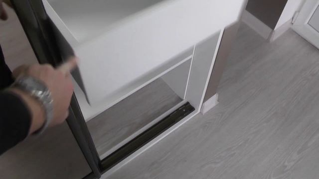 Встроенный шкаф-купе. Зеркальные двери с рисунком. Фурнитура Блюм. смотреть онлайн