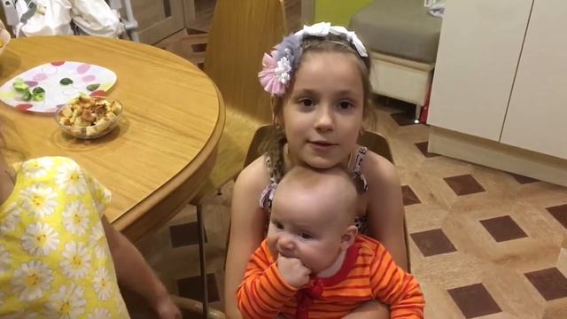 Цезарь с креветками и красной рыбой от Алисы и Марго смотреть онлайн