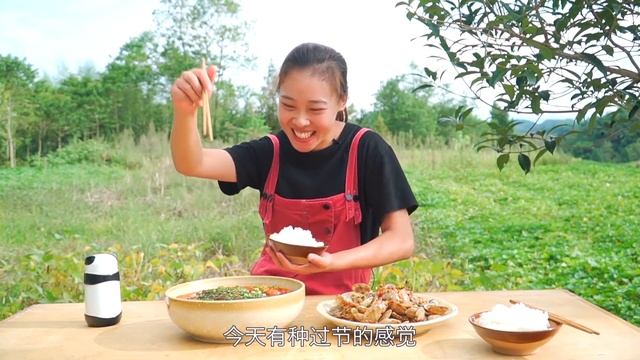 秋妹今天吃豪華大餐，紅燒肉燉甲魚＋炒花甲，配著米飯大口吃，安逸！ 【顏美食】