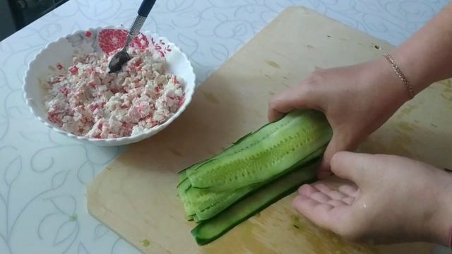 Бюджетная, быстрая и очень вкусная закуска, которую съедают в первую очередь. Ролл из огурца смотреть онлайн