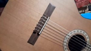 Как опустить струны на классической гитаре.