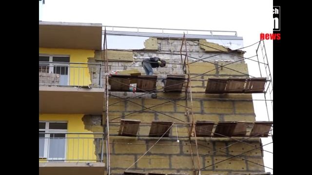 Строители начали восстанавливать фасад дома для депортированных в Керчи