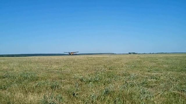 взлет самолета АН-2 в поле смотреть онлайн