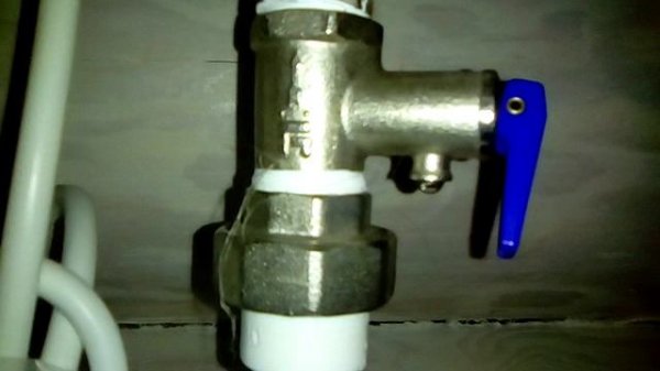 Как слить воду с электрического накопительного водонагревателя.