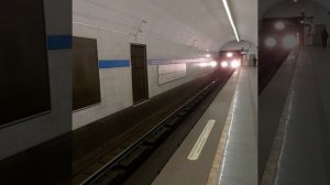 Прибытие метропоезда на станцию Фрунзенская, 2я линия метрополитена Санкт-Петербурга