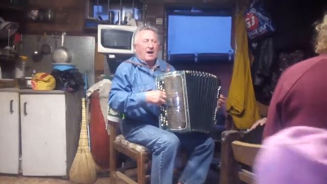 Дедушка в деревне играет на баяне!!! смотреть онлайн