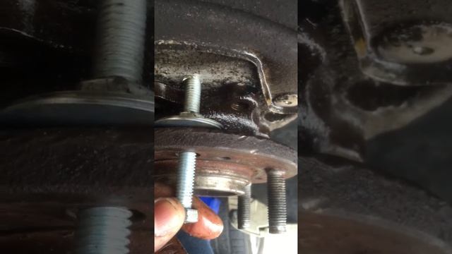 Lincoln ls wheel hub remove part 1 смотреть онлайн
