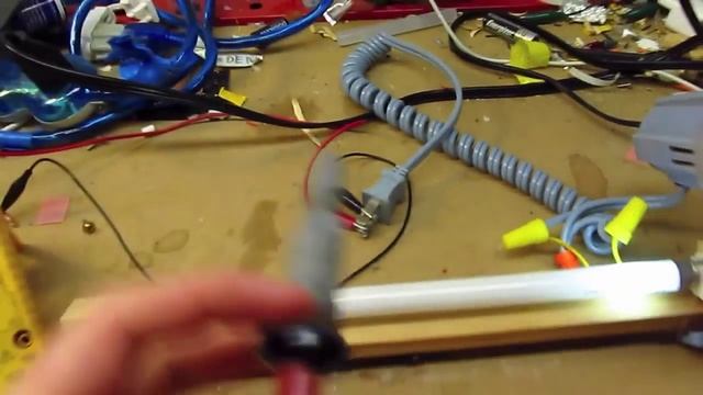 Fluorescent Tube Running On DC With Incandescent Lamp Ballast