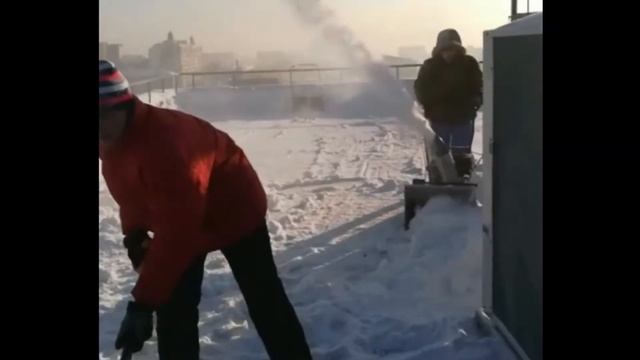 УБОРКА СНЕГА С КРЫШИ смотреть онлайн