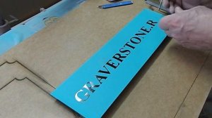 Беспылевая пескоструйная гравировка текста на граните