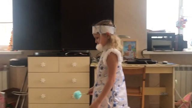 Яна ела мороженное и превратилась в злую снегурочку | Стала замораживать все вокруг ? смотреть онлайн