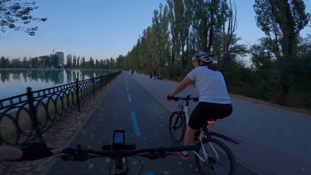 Велопрогулка в парке 04 Вдоль озера смотреть онлайн