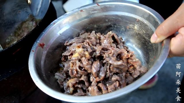 苗大姐做小朱的最爱“茭白炒牛肉”，肉质滑嫩超下饭，一顿多吃两碗饭！【苗阿朵美食】 смотреть онлайн