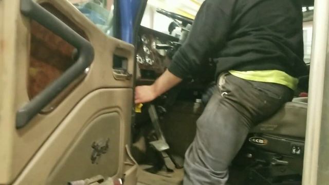 Дальнобой по США. Ремонт трака на дилере Cat C15 rebuild #10 первый запуск смотреть онлайн