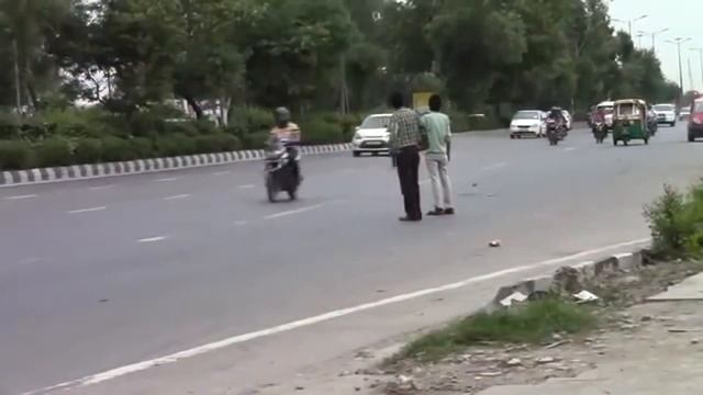 Парни разводят такси моторикшу. смотреть онлайн