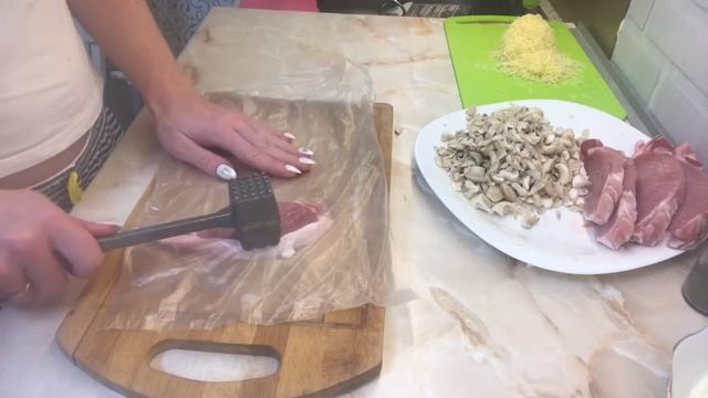 Мясные рулетики с грибной начинкой. Очень вкусно и сочно!!! Горячее на 2020 год смотреть онлайн