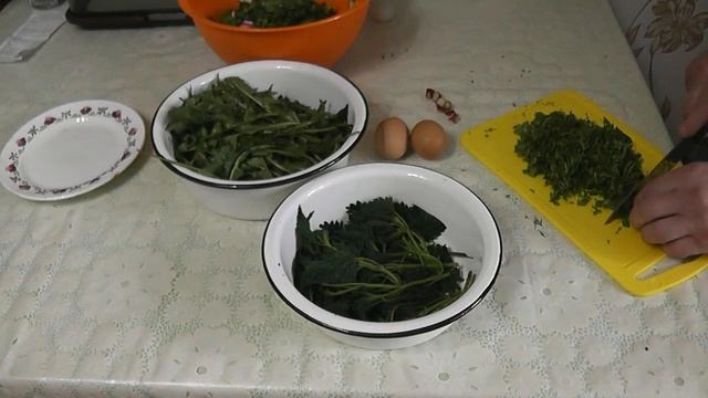 салат из листьев одуванчика,крапивы, сныти и др смотреть онлайн