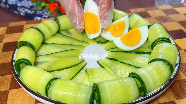 黄瓜加鸡蛋，是我过年必做的拿手菜，不炒不蒸，上桌全家人抢着吃 смотреть онлайн