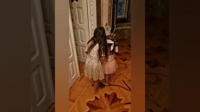 Сказочная детская для двух сестричек. Замок принцессы в комнате для девочек. смотреть онлайн