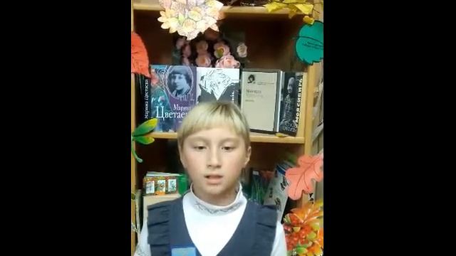 Страна читающая — Светлана Краснова читает произведение «Бежит тропинка с бугорка» М. И. Цветаевой смотреть онлайн