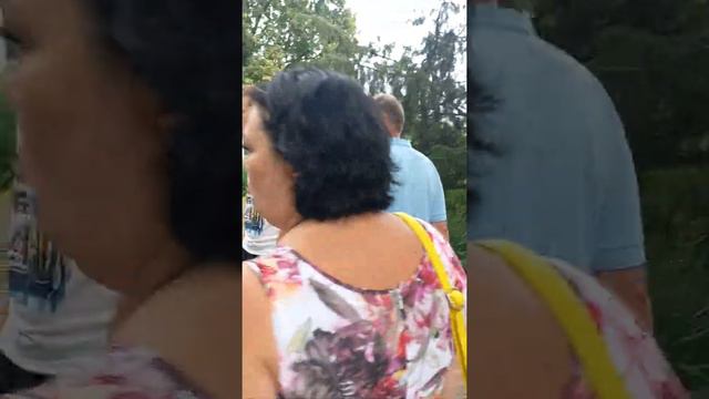 Мама и начинающий экскурсовод в заповеднике Аскания Нова смотреть онлайн