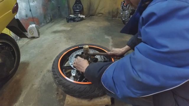 Замена подшипников колеса Хонда CBR 600 Replacement of bearings in the front wheel of a motorcycle смотреть онлайн