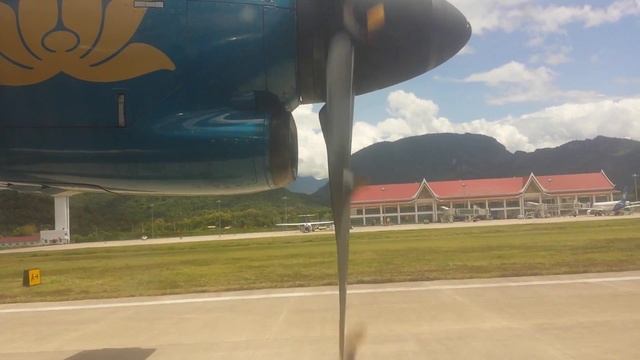 Vietnam Airlines ATR72 landing at Luang Prabang Int'l Airport (LPQ), Laos смотреть онлайн