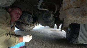 школьный автобус ПАЗ 32053-70 рабочие будни- ремонт тормозных шлангов в полевых условиях.