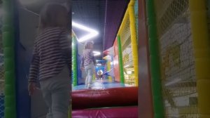 Генерал взбирается наверх.