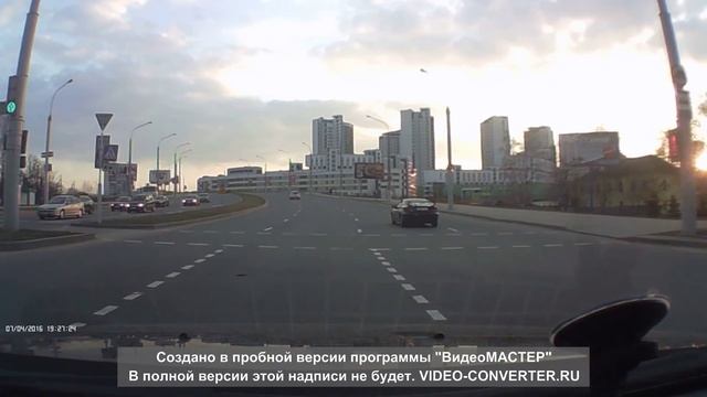 мудак на 4-х полосном перекрестке