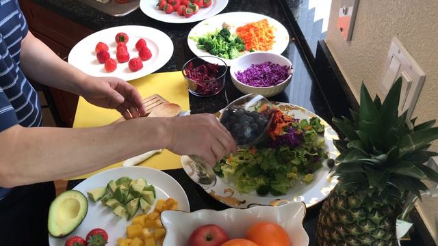 Plant Base Salad With Fruit Салат с овощами и фруктами из Сан- Франциско