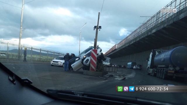 Пьяная женщина за рулём снесла островок безопасности на Братской ГЭС смотреть онлайн