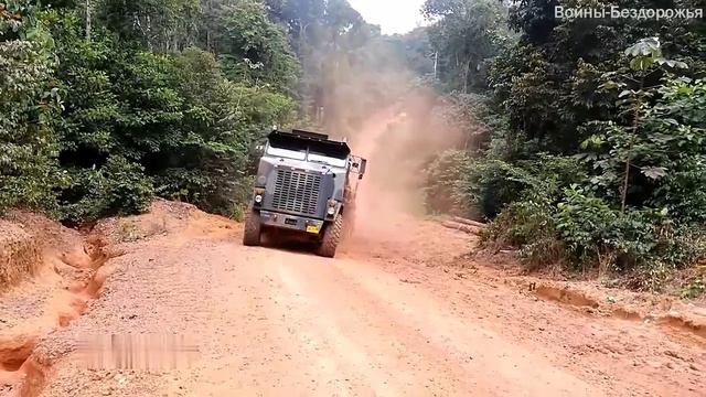 Удивительный военный грузовик Oshkosh M1070 HET 6x6 с прицепом для лесозаготовок смотреть онлайн