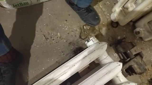как открутить пробку у чугунной батареи без инструмента ;) смотреть онлайн