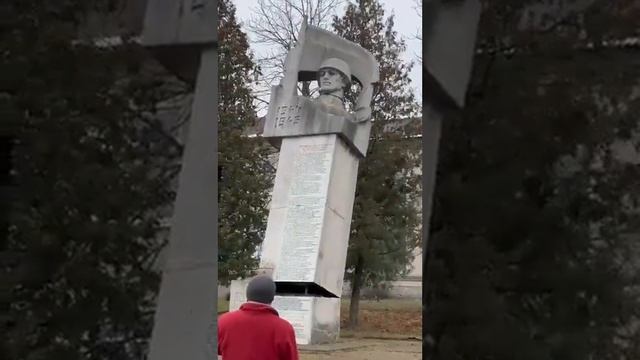 В селе Романив Львовской области снесли памятник Советскому солдату. смотреть онлайн