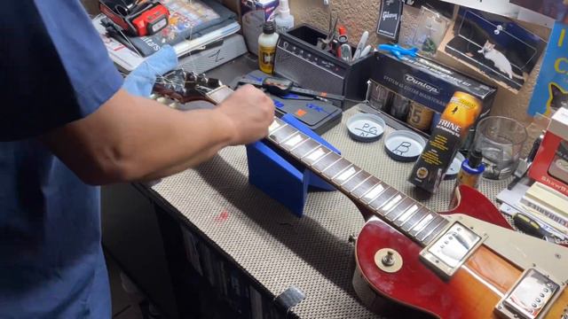 Les Paul 50s Standard gets Music Nomad Fret polishing kit and F1 oil ￼￼ смотреть онлайн