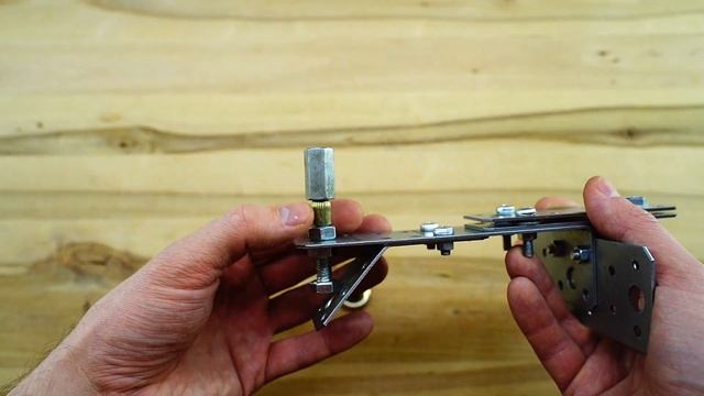 Идеальная точилка для ножей из старого хлама своими руками / DIY convenient knife sharpener смотреть онлайн