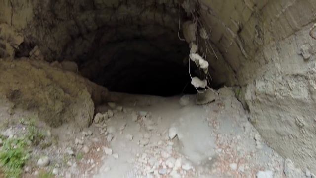 ЗАБРАЛИСЬ В РАЗРУШЕННЫЕ ЛЕДНИКОМ ТОННЕЛИ ?. КАРМАДОНСКОЕ УЩЕЛЬЕ. РАЗМЫЛО ДОРОГУ смотреть онлайн
