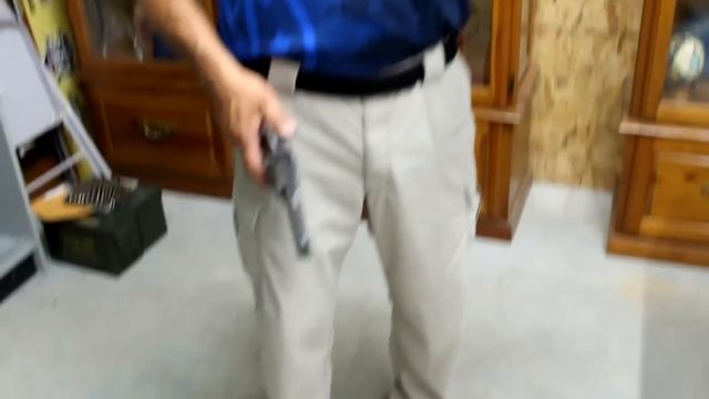 How to shoot a Revolver with world record shooter, Jerry Miculek! (handgun grip & stance) смотреть онлайн