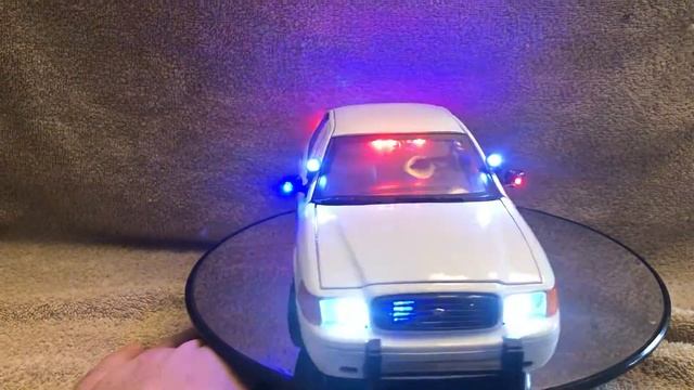 1/18 scale unmarked white Ford Crown Victorian Police unit with working lights and siren смотреть онлайн