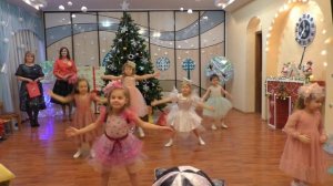 Средняя группа танец Конфетки