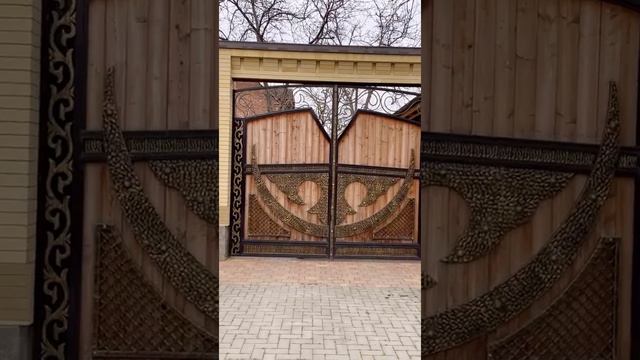 Кованые распашные ворота с калиткой. Дерево с металлом. Шикарно. Дорого. смотреть онлайн