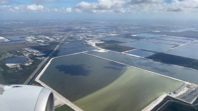 American Airlines Full Landing Into Miami International Airport.....Great view of the city!! смотреть онлайн