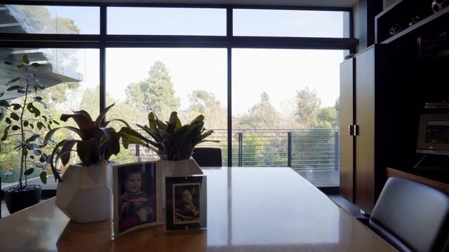 Remarkable Brentwood Estate смотреть онлайн