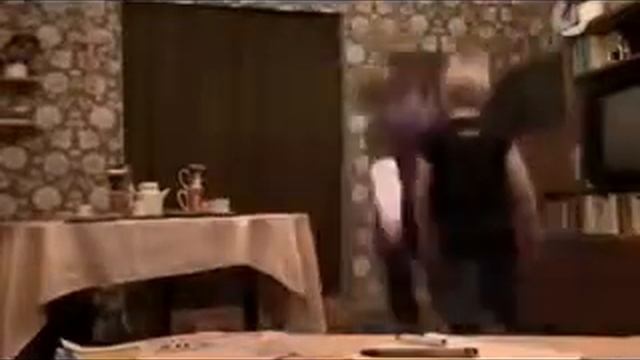 Парень под шкафом смотреть онлайн