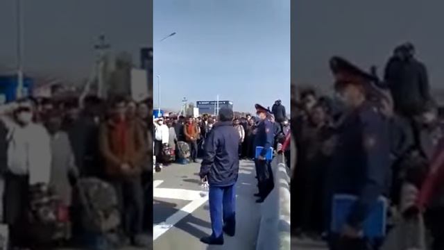 Узбекский Мигранты на границе Казахстана. Остался