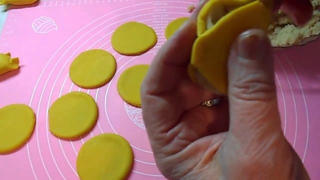 Отличное тесто которое не липнет к рукам.Вареники с картошкой.Можно и цветные. смотреть онлайн