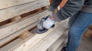 сделала  скамейку  из  паллет