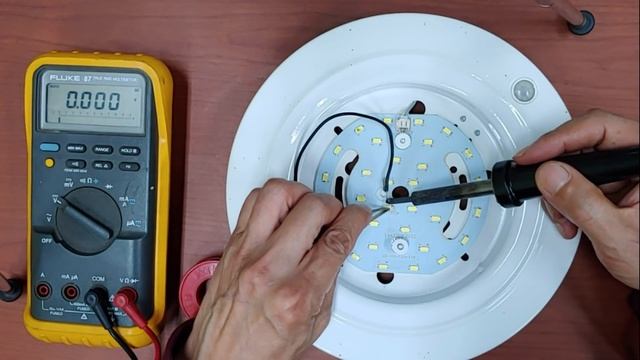 LED수리 납땜 특별한 방법 LED등 망가져도 버리지 마세요 led repair #LEDrepair #led조명 #led전구 #led등 смотреть онлайн