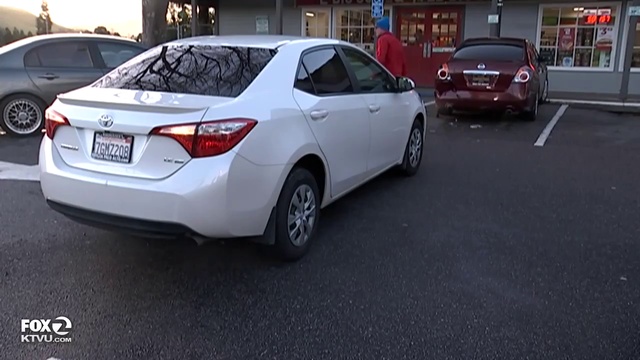 В репортёра чуть не врезалась машина смотреть онлайн